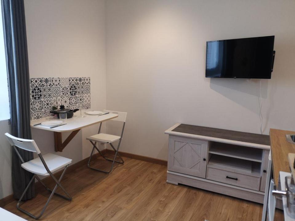 Superbe Studio Face Au Chateau Жизор Екстериор снимка