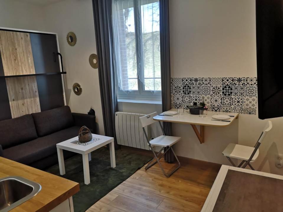 Superbe Studio Face Au Chateau Жизор Екстериор снимка